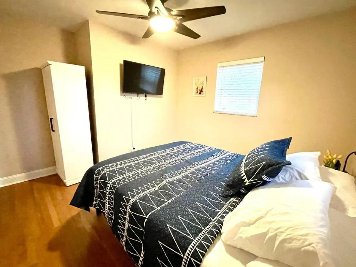 Large Ranch-King Bed-Fenced-Pets-Kids-Pool Table Villa Columbus