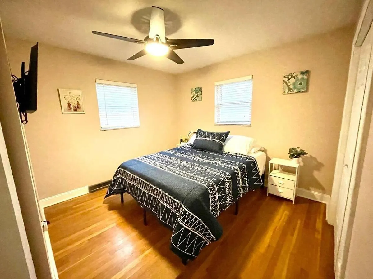 Holiday home Large Ranch-King Bed-Fenced-Pets-Kids-Pool Table Villa Columbus United States