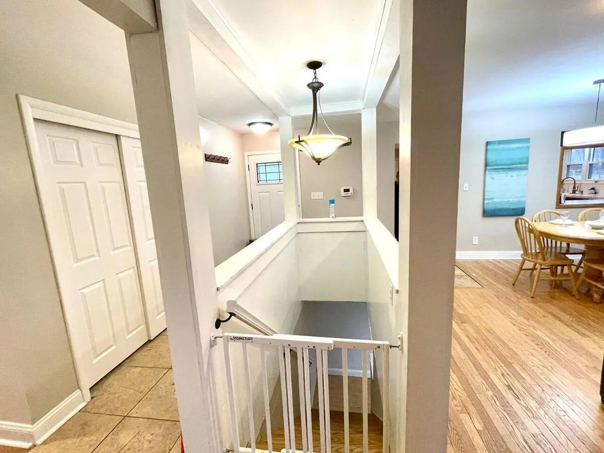 Large Ranch-King Bed-Fenced-Pets-Kids-Pool Table Villa Columbus