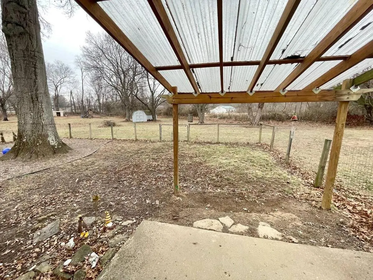 Large Ranch-King Bed-Fenced-Pets-Kids-Pool Table Villa Columbus