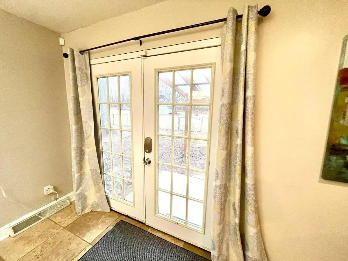 Large Ranch-King Bed-Fenced-Pets-Kids-Pool Table Villa Columbus Holiday home