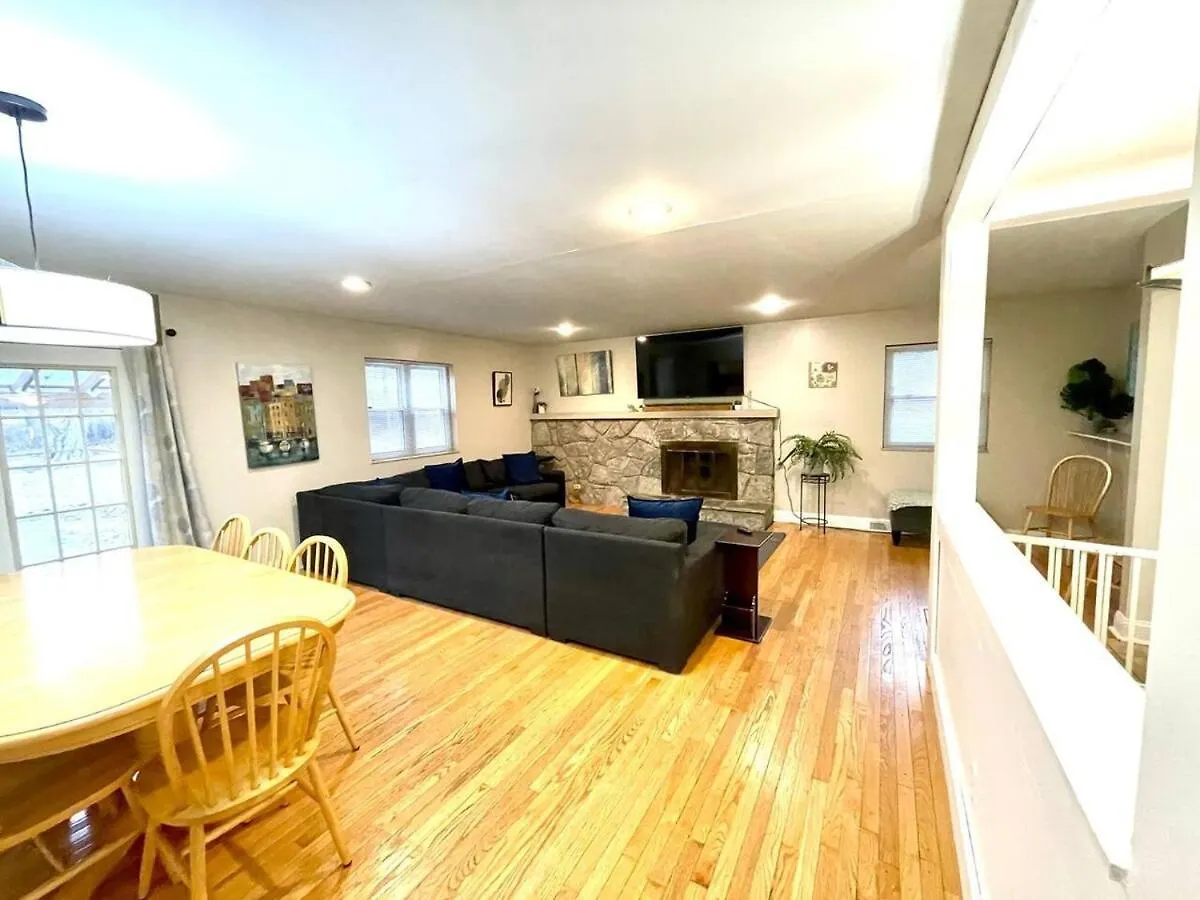 Large Ranch-King Bed-Fenced-Pets-Kids-Pool Table location